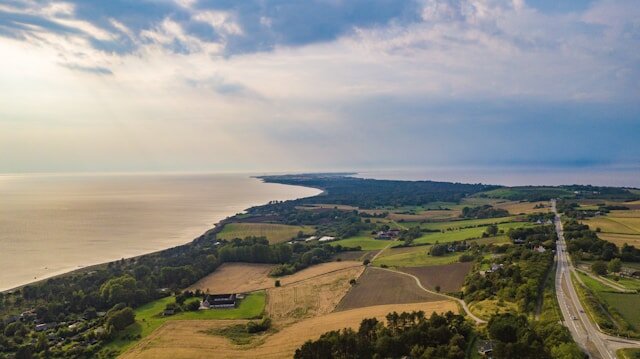 Dronefoto af den danske kystlinje og marker – luftfotografering set fra oven